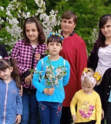 Восьмеро дітей і одна мама: як волинянка сама підняла на ноги стільки малечі