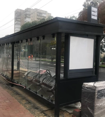 У центрі Луцька встановили розумну зупинку. Фото