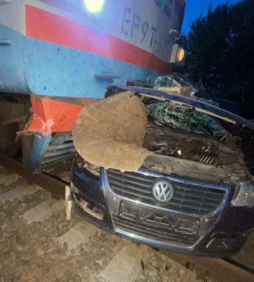 На Харківщині автівка зіткнулася із поїздом