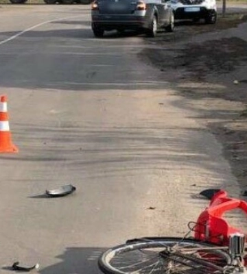 На Полтавщині автівка збила велосипед з молодою жінкою й її дитиною
