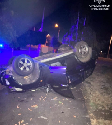 У Черкасах сталося ДТП: авто перекинулося, а водій втік (ФОТО)