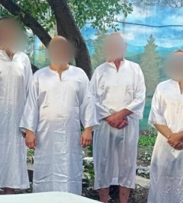 В Хмельницкой области осужденные прошли обряд крещения: атмосферу создал детский бассейн и лесные сосны