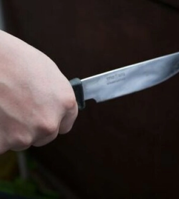В центре Киева неизвестные тяжело ранили ножом военного, полиция начала поиски