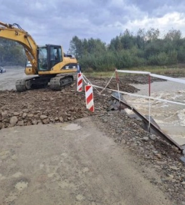 До уваги водіїв! Рух транспорту призупинено - підмив тимчасової переправи у Тересві