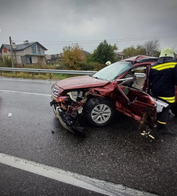 На Львівщині дві вантажівки розчавили авто, в якому їхала сім'я