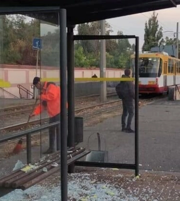 В Одесі невідомі розбили чотири зупинки