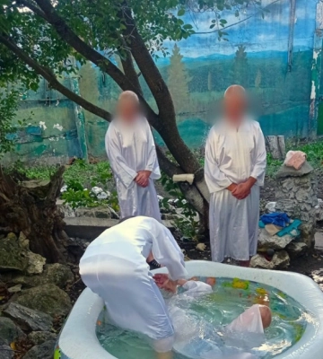 На Хмельниччині ув&#039;язнених колонії хрестили у надувному дитячому басейні