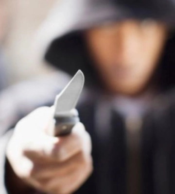 В центре Киева неизвестные тяжело ранили ножом военного, полиция начала поиски