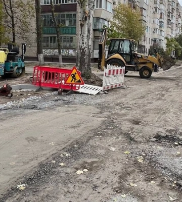 «До робіт застосовуємо комплексний підхід: проїжджа частина, тротуари, бордюри, ливнівки», – черговий по місту