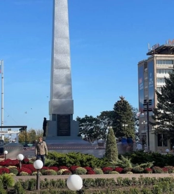 Эта амбразура всю площадь закрыла - ватники переругались из-за уродливого &quot;мемориала&quot; в центре Мелитополя