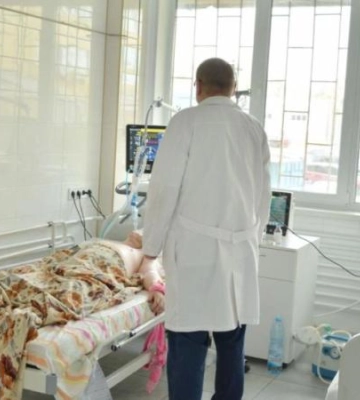 Історія лікаря з Дніпра, який вже майже 40 років рятує життя