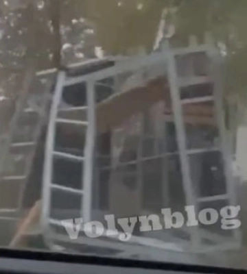 На Волині водій «Мерседеса» зніс зупинку (відео)