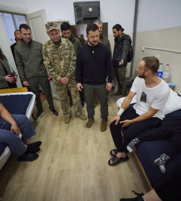 Дякую за вашу героїчну службу&quot;: Зеленський на Миколаївщині відвідав шпиталь, у якому проходять лікування поранені воїни. Відео