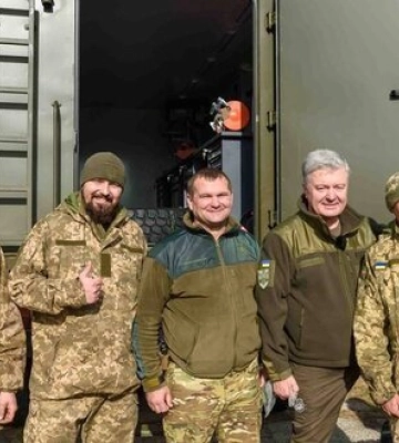 Мар’їнка, Авдіївка, Куп’янськ: бригадам з найгарячіших ділянок фронту Порошенко привіз техніку для ремонту бойових машин