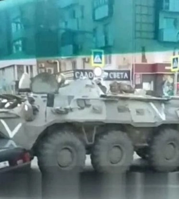 В Луганске оккупанты на БТР раздавили гражданский автомобиль