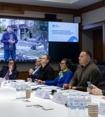 Пріцкер відвідала засідання президії Конгресу місцевих та регіональних влад. Говорили про відбудову Київщини