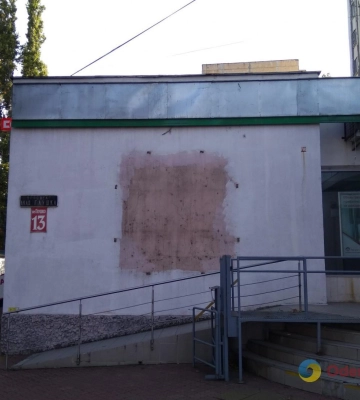 В Одессе коммунальщики продолжают борьбу с вывесками