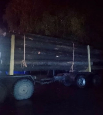 У Рахові поліція вилучила вантажівку з нелегальною лісопродукцією