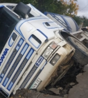 У Здолбунові вантажівка провалилася під землю