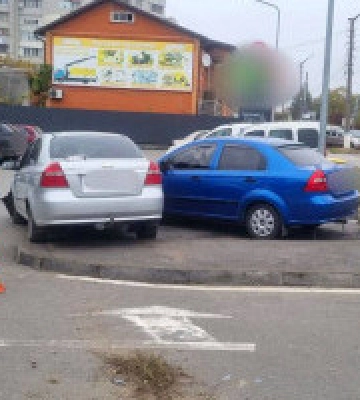 На Київщині водійка Chevrolet втратила свідомість за кермом та наїхала на пішоходів