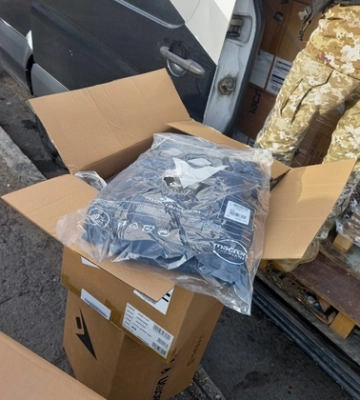 Купу брендового одягу під виглядом гуманітарки хотіли завезти на Волинь