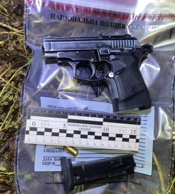 На Полтавщині чоловік сильно побив приятеля, а поліція під час обшуку знайшла в нього пістолет та гранату