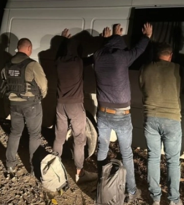 Депутата однієї з райрад Буковини підозрюють в незаконному переправленні чоловіків за кордон