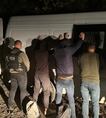 Депутата Дністровської громади та його спільника затримали за трансфер чоловіків за кордон