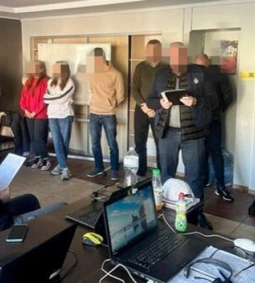 У Луцьку викрито шахрайський кол-центр: ошукували іноземців та заробляли 2 млн грн щомісяця. ФОТОрепортаж