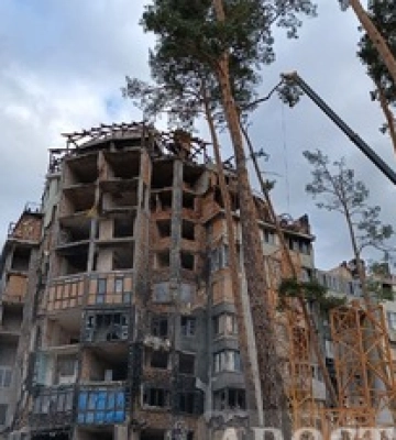 Найбільше постраждав за війну: в Ірпені відновлюють район "Ірпінські липки", фоторепортаж
