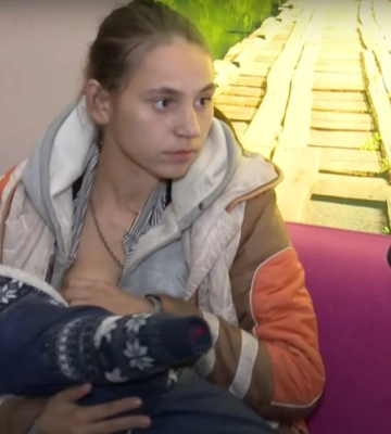На Волині 22-річну маму з трьома дітьми виселяють із закинутого будинку