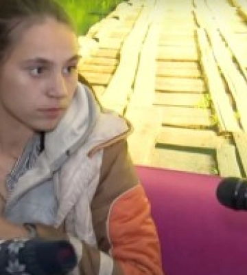 Скандал на Волині: молоду маму з трьома дітьми виселяють із закинутого будинку