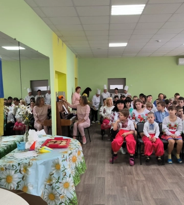 Молодь із інвалідністю в Черкасах розмалювала пряники для захисників (ФОТО)