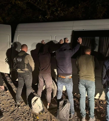 «Перевозчик в законе»: депутат районного совета незаконно переправлял людей за границу