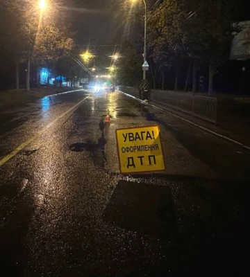 У Рівному п’яний пішохід вийшов на дорогу просто під колеса легковика (ФОТО)