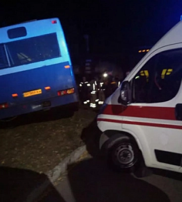 На Дніпропетровщині автобус врізався в трубу теплотраси: постраждав водій