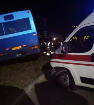 На Дніпропетровщині автобус врізався в трубу теплотраси: постраждав водій