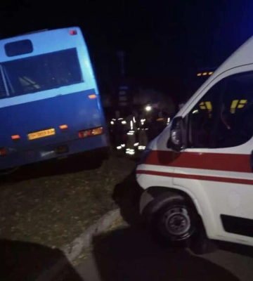 На Дніпропетровщині автобус врізався в трубу теплотраси: постраждав водій