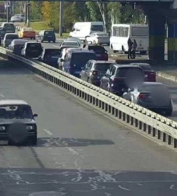 На лівому березі Дніпра зібрався кілометровий затор