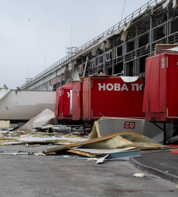 Двох постраждалих від російського удару по «Новій пошті» виписали з лікарні у Харкові