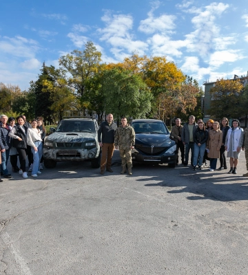 Оборонці Запорізького краю отримали дві автівки від обласної державної адміністрації