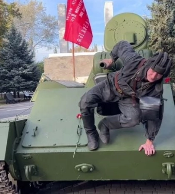 Сняли, поставили, снова сняли - в Мелитополе рашисты играют в &quot;танчики&quot; (видео)