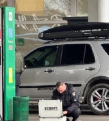 На АЗС в Ужгороді поліцейські вилучили з автомобіля гранату