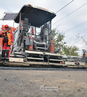 У Дніпрі ремонтують  аварійну дорогу на вул. Перемоги: коли завершаться роботи