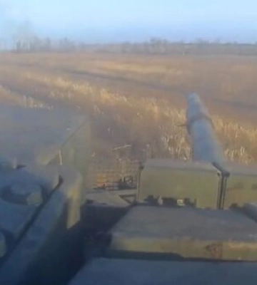 Украинский танк Т-80БВ в упор обстреливает позицию оккупантов. ВИДЕО
