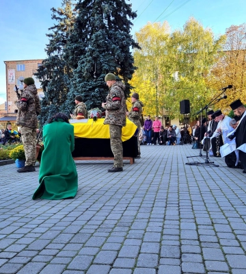 Не хотів, щоб війна дійшла до його рідних: Ковель попрощався з Героєм Юрієм Халецьким