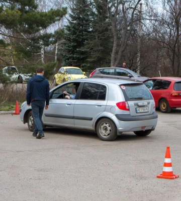 Черкаські автоінструктори розігрують заняття за донат для ЗСУ