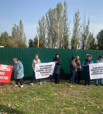 У Дніпрі жителі одного із житлових масивів перекрили проїжджу частину: подробиці