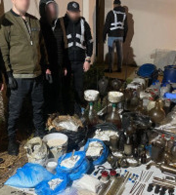 Поліція Києва викрила наркоділків, які щомісячно заробляли приблизно 5 млн гривень на “солі” й амфетаміні (відео)