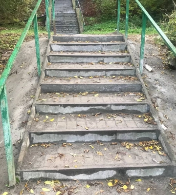 У Луцьку ремонтують сходи біля дитячої залізниці